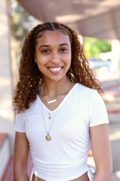 linda adolescente negra com longos cabelos encaracolados - mid teens hairstyle curly hair long hair - fotografias e filmes do acervo