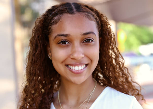 linda adolescente negra com longos cabelos encaracolados - mid teens hairstyle curly hair long hair - fotografias e filmes do acervo