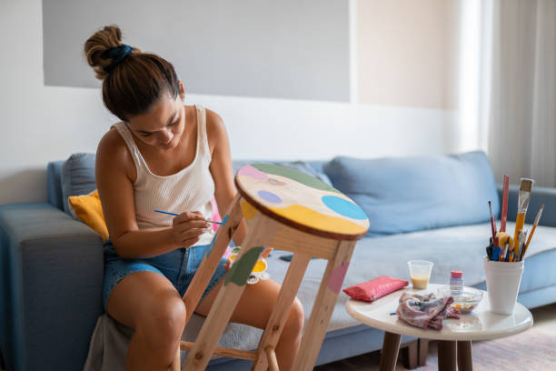 painting on wood - restoring art painting artist imagens e fotografias de stock