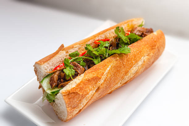 вьетнамский сэндвич banh mi вырезанный белый фон высокого разрешения - baguette french culture bun bread стоковые фото и изображения