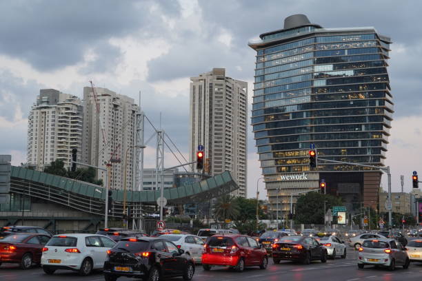 le bâtiment toha à tel aviv - tel aviv israel skyline traffic photos et images de collection