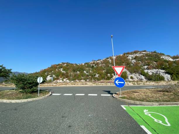 хорватия далмация - шоссе между сплитом и загребом - остановка отдыха парковка в горах хинтерленд - right of way стоковые фото и изображения