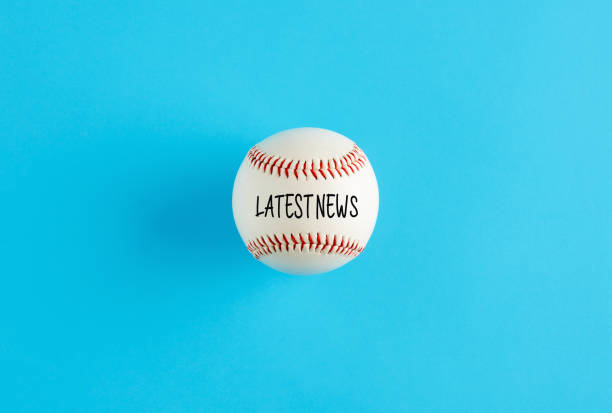 palla da baseball su sfondo blu con la parola ultime notizie. - baseballs baseball breaking broken foto e immagini stock