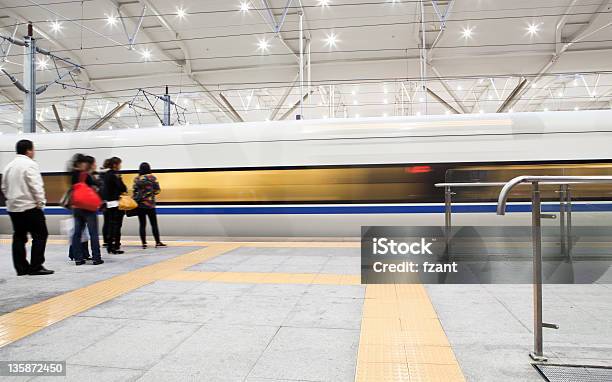 Photo libre de droit de Train Rapide Avec Motion Blur En Passant De La Station banque d'images et plus d'images libres de droit de Bleu