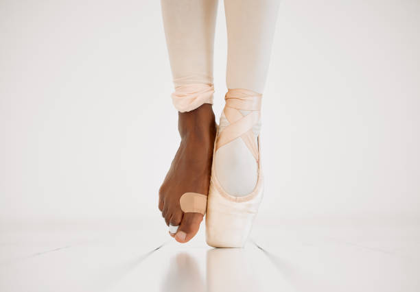 scatto di una ballerina irriconoscibile che si lega le scarpe da punta - action balance ballet dancer ballet foto e immagini stock