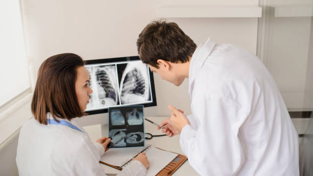 vista posteriore di giovani medici radiologi analises radiografia - human lung x ray image x ray human spine foto e immagini stock