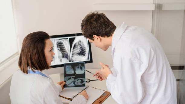 젊은 의사 방사선 전문의의 백 뷰는 엑스레이를 항문화합니다. - human lung x ray image x ray human spine 뉴스 사진 이미지
