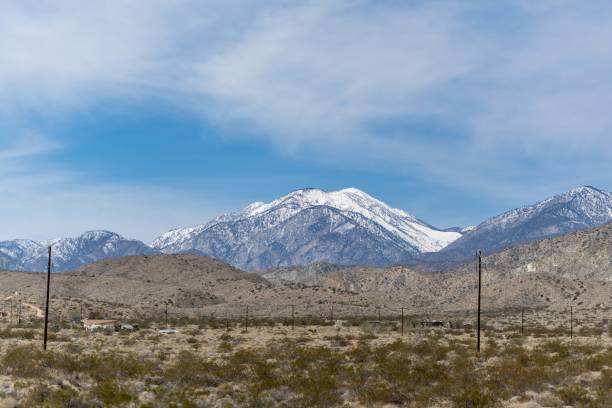 uma bela vista com vista para a natureza e moinhos de vento em palm springs, califórnia - 5563 - fotografias e filmes do acervo