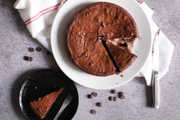 fudgy ciemna czekolada brownie mniej cukru i mniej mąki - fudgy zdjęcia i obrazy z banku zdjęć