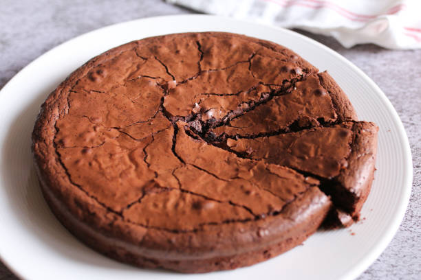 fudgy ciemna czekolada brownie mniej cukru i mniej mąki - fudgy zdjęcia i obrazy z banku zdjęć