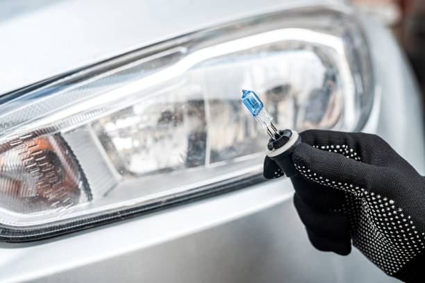 H7 LED Auto kit fari isolati su sfondo bianco. Messa a fuoco selettiva Foto  stock - Alamy