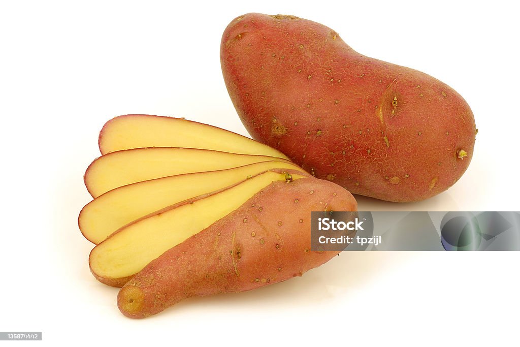 Świeże roseval potatoe i wyciąć jeden - Zbiór zdjęć royalty-free (Bez ludzi)