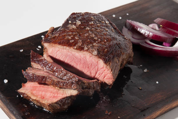나무 스트립에 잘라 고기의 튀김 조각 - steak close up grilled skirt steak 뉴스 사진 이미지
