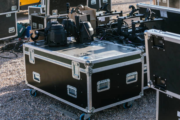 общий вид некоторых летных кейсов во время установки сцены музыкального фестиваля - оборудование для записи звука и видео стоковые фото и изображения