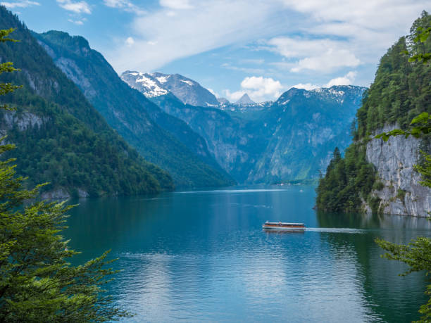 blick über den königssee bei schönau in berchtesgaden - konigsee stock-fotos und bilder