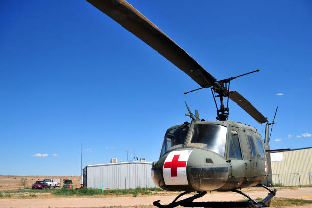 helicóptero bell uh-1 huey medevac, penrose, colorado, eua - transport helicopter - fotografias e filmes do acervo