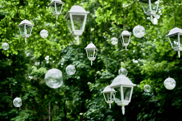 decoraciones de bodas de lujo al aire libre sobre fondo verde, espacio de copia. linternas y guirnalda de bulbos en un gran árbol en el jardín - croquet party front or back yard wedding fotografías e imágenes de stock