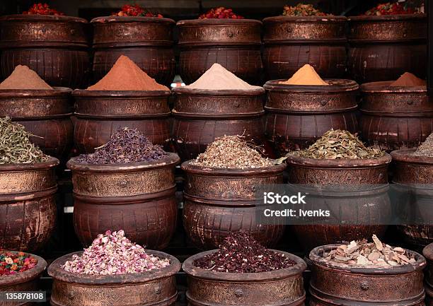 Fiori Secchi Di Erbe E Spezie Nel Negozio Di Marrakesh Street - Fotografie stock e altre immagini di Affari