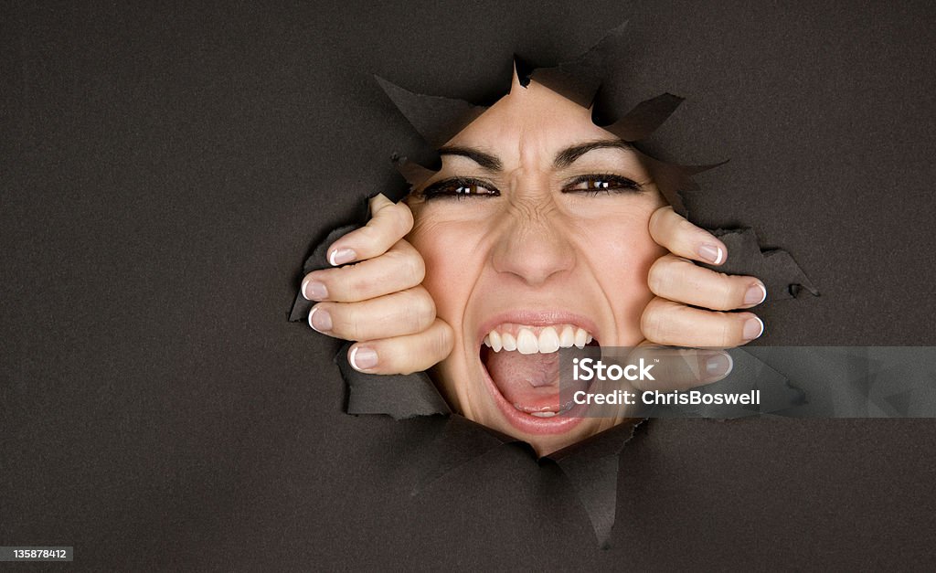 Ściskać w twarz z zdenerwowany kobieta łamanie przez barierę - Zbiór zdjęć royalty-free (Dorosły)
