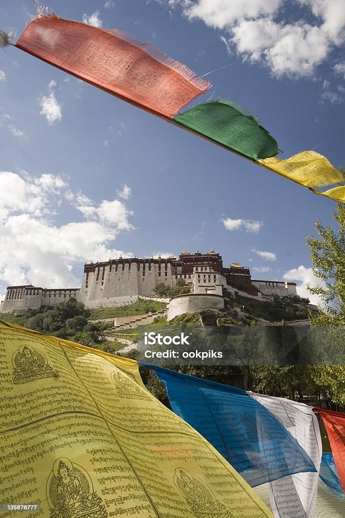 Modlitwa flags zarys Pałac Potala w Tybet pionowe - Zbiór zdjęć royalty-free (Bez ludzi)