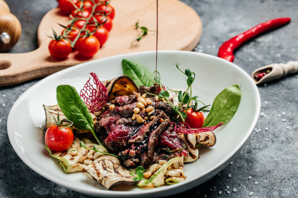 tradycyjna spódnica z grilla w plasterkach z grillowanymi warzywami, orzechami, sosem. tło przepisów na jedzenie. zbliżenie - steak close up grilled skirt steak zdjęcia i obrazy z banku zdjęć