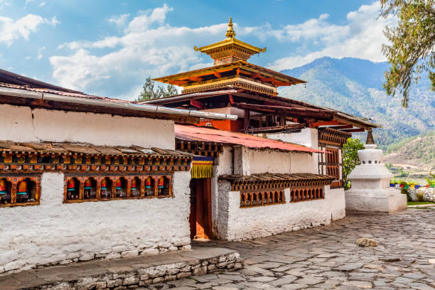 внешний вид храма кийчу лхакханг в долине паро, западный бутан - азия - prayer wheel стоковые фото и изображения