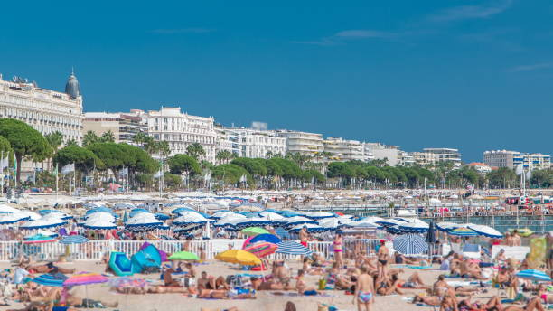 bunte altstadt und strand in cannes zeitraffer an der côte d'azur an einem schönen sommertag, frankreich - cannes french riviera france beach stock-fotos und bilder