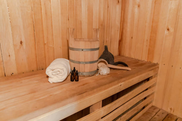 tradicional velho balneário russo spa concept. detalhes interiores sala de vapor de sauna finlandesa com acessórios tradicionais de sauna definir a colher de óleo de aroma de toalha de bacia sentida. relaxe conceito de banho de aldeia rural - massaging relaxation indoors traditional culture - fotografias e filmes do acervo