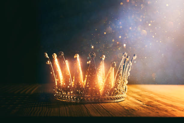 immagine di basso profilo della bella corona regina / re sul tavolo di legno. vintage filtrato. fantasy periodo medievale - chiave bassa foto e immagini stock