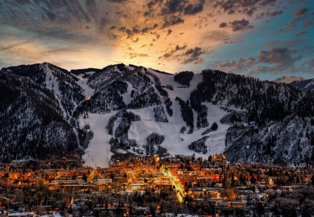 horizon de la ville d’aspen avec coucher de soleil - ski resort winter snow night photos et images de collection