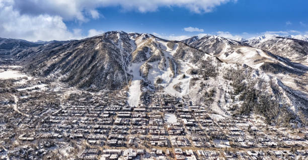 la ligne d’horizon de la ville d’aspen avec des nuages bleus - ski resort winter snow night photos et images de collection