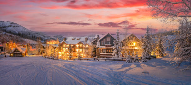 comprensorio sciistico nelle montagne rocciose - mountain snow sunset house foto e immagini stock