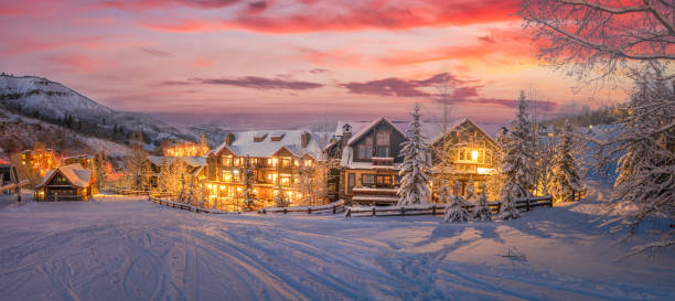 горнолыжный курорт в скалистых горах - ski resort winter snow blizzard стоковые фото и изображения