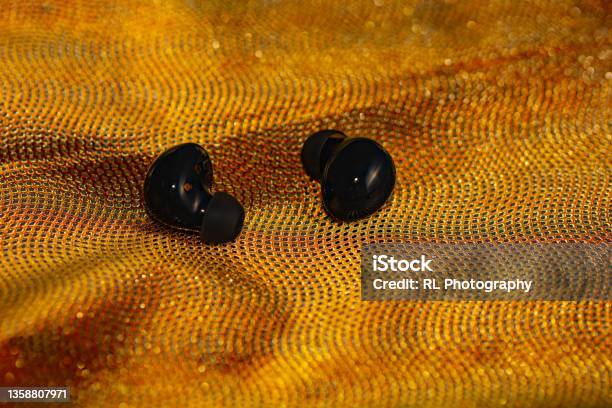 Samsung Galaxy Buds 2 Stock Photo - Download Image Now - Wireless In-ear Headphones, Arts Culture and Entertainment, Bluetooth