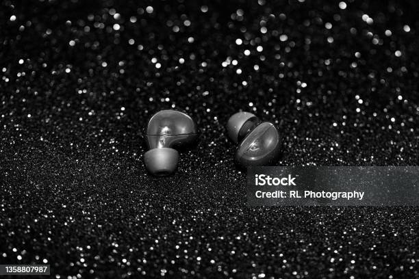 Samsung Galaxy Buds 2 Stock Photo - Download Image Now - In-ear Headphones, Arts Culture and Entertainment, Black And White
