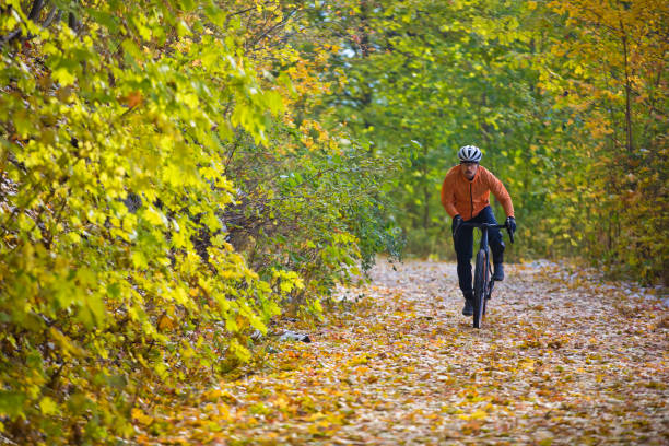 gravel bicycle road ride - racing bicycle bicycle cycling yellow foto e immagini stock