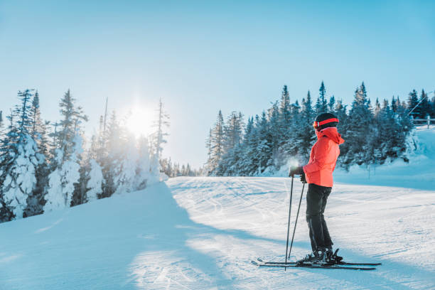 sci alpino. ritratto di sci di una donna sciatrice alpina che indossa sci, casco, occhiali da sci freschi e giacca invernale hardshell e guanti da sci nella giornata fredda da alberi innevati sulla pista da sci - hardshell foto e immagini stock