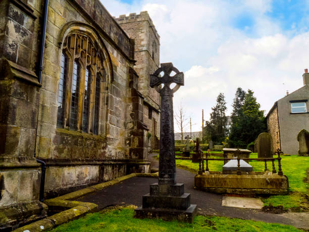 igreja de todas as relíquias e cemitério na vila de great mitton, lancashire. - cemetery celtic cross celtic culture chapel - fotografias e filmes do acervo