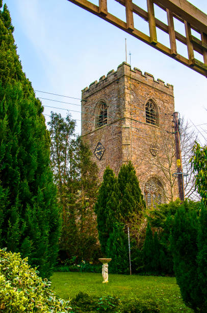 igreja de todas as relíquias e cemitério na vila de great mitton, lancashire. - cemetery celtic cross celtic culture chapel - fotografias e filmes do acervo