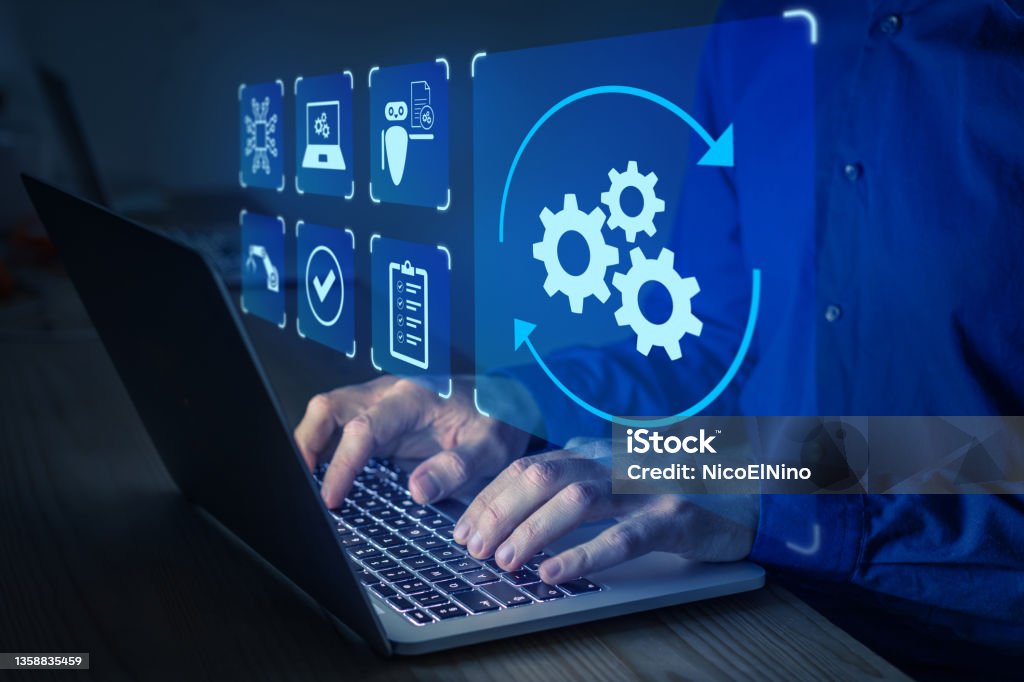 Robotic Process Automation (RPA)-Technologie zur Automatisierung von Geschäftsaufgaben mit KI. Konzept mit Experten, der automatisierte Software auf einem Laptop-Computer einrichtet. Digitale Transformation und Change Management. - Lizenzfrei Automatisiert Stock-Foto Robotic Process Automation (RPA)-Technologie zur Automatisierung von Geschäftsaufgaben mit KI. Konzept mit Experten, der automatisierte Software auf einem Laptop-Computer einrichtet. Digitale Transformation und Change Management. - Lizenzfrei Automatisiert Stock-Foto