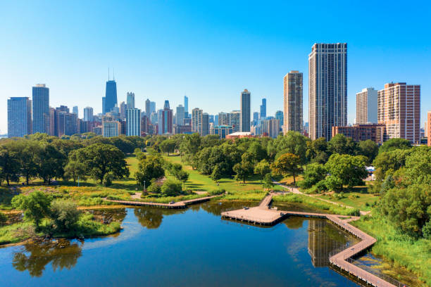 vista aerea del quartiere di lincoln park con lo skyline di chicago - chicago skyline illinois downtown district foto e immagini stock