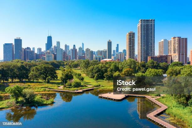Aerial View Of Lincoln Park Neighbourhood With Chicago Skyline Stock Photo - Download Image Now