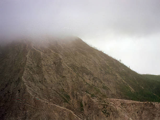rozległe uszkodzenia południowej części wyspy montserrat po erupcji wulkanu soufriere hills w 1995 roku - 1995 zdjęcia i obrazy z banku zdjęć