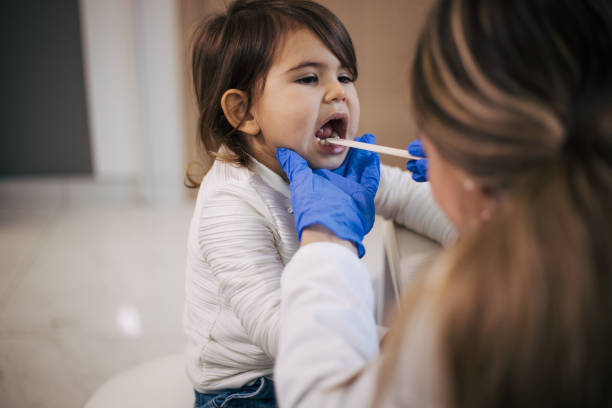 consultório do pediatra - tonsillitis - fotografias e filmes do acervo