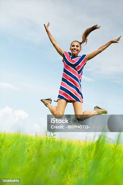 Frau Springt Hoch Stockfoto und mehr Bilder von Aktivitäten und Sport - Aktivitäten und Sport, Bewegung, Blau