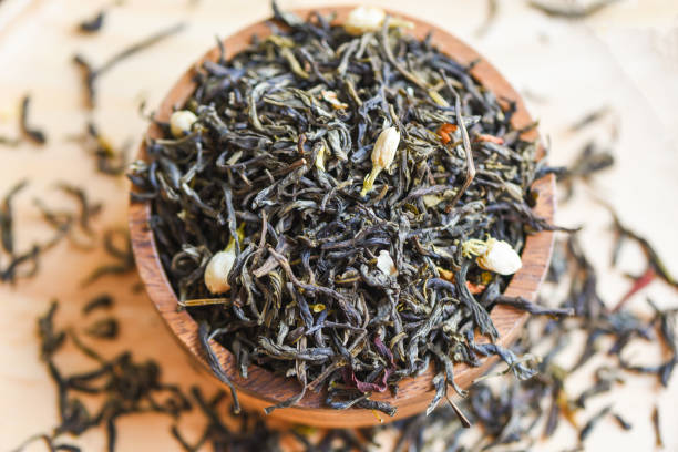 thé sec chinois sur bol en bois, thé au jasmin séché pour le thé infusé, thé noir en feuilles - jasmine tea black tea tea drink photos et images de collection