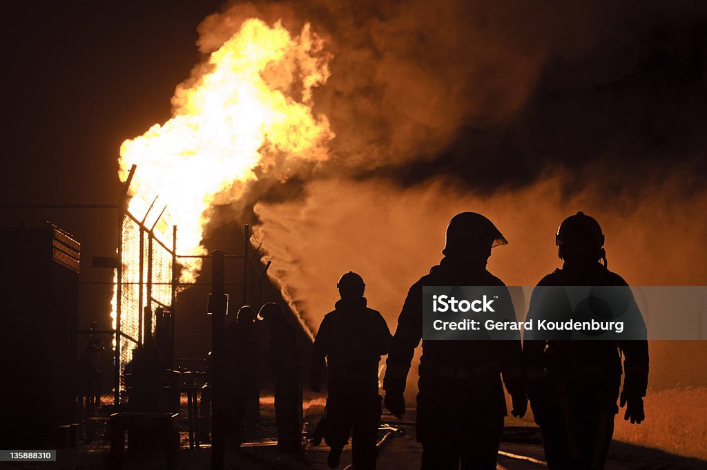 firefighters のシルエットでの是正活動の夜 - シルエ�ットのロイヤリティフリーストックフォト