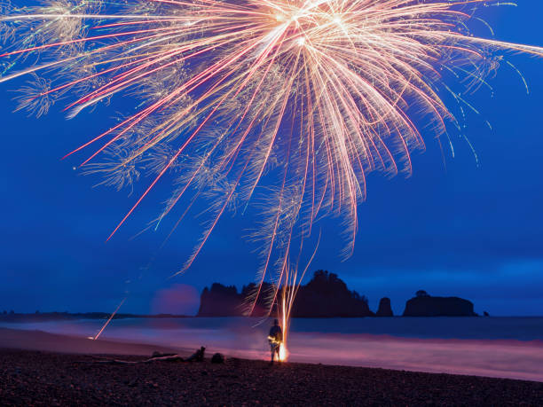 feu d’artifice du 4 juillet, plage du rialto, parc national olympique, état de washington, états-unis - firework display celebration party fourth of july photos et images de collection