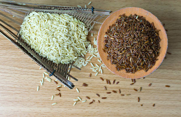 brauner reis auf der keramik, weißer reis auf webbehältern, holzhintergrund draufsicht. - coarse rice stock-fotos und bilder