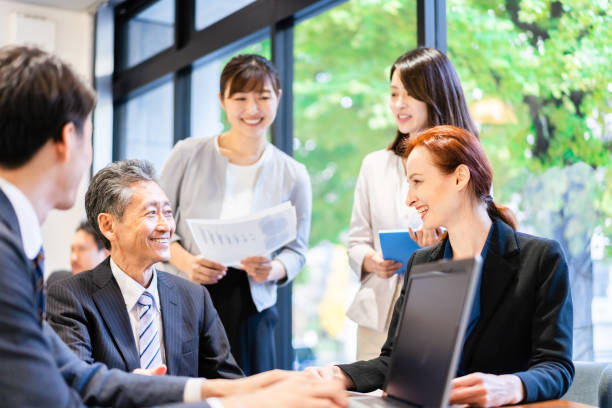 geschäftsleute, die ein meeting in einem büro abhalten - trainee suit men business person stock-fotos und bilder